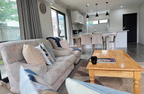 Panmure Villa | 3BR Home Parking Sleeps 6 Near Transport