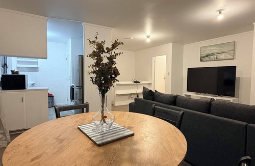 Auckland House | 3BR Home - Walk to Train, Lynn Mall & Westgate