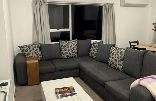 Auckland House | 3BR Home - Walk to Train, Lynn Mall & Westgate