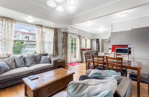 Sandringham House | 4 bed Bungalow - Parking - Netflix - 2 bathrooms