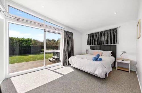 Martinborough House | 4 bedroom house with Spa short walk to the square