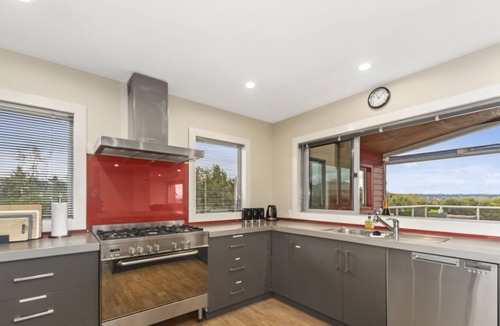 Nukuhau House | 4 Bedrooms, 2.5 Bathrooms