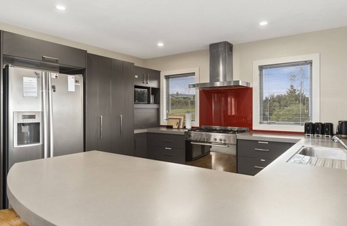 Nukuhau House | 4 Bedrooms, 2.5 Bathrooms