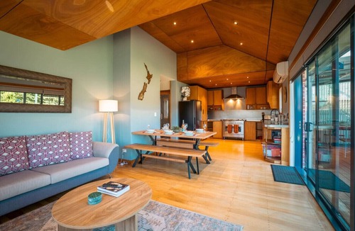 Shirley House | 4 BRD family house in Shirley- 9 mins walk 2 Palms