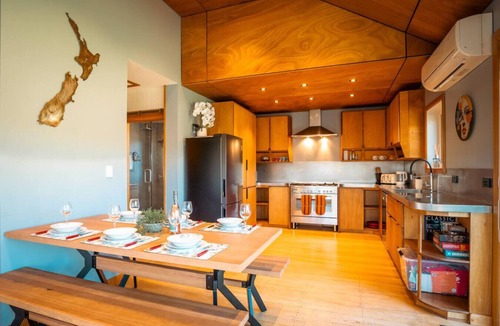 Shirley House | 4 BRD family house in Shirley- 9 mins walk 2 Palms