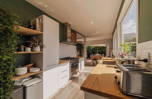 Somerfield House | 4BR Family Home | Hot Tub, Parking + Pet Friendly