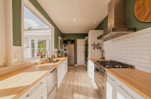 Somerfield House | 4BR Family Home | Hot Tub, Parking + Pet Friendly