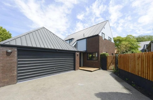 Burnside Apartment | 5 Minutes Airport, 3 Bedroom 6 Guests