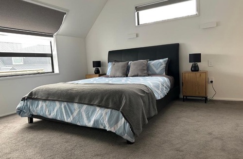 Burnside Apartment | 5 Minutes Airport, 3 Bedroom 6 Guests