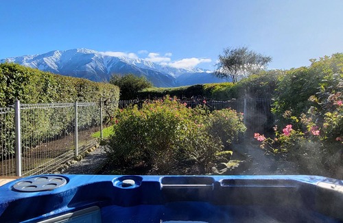 Kaikoura House | 6 bedrooms, 5 bathrooms, Sauna, 2 Hot Tubs, Spectacular Mountain & Gardens Views