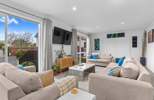 Taupo House | 6 Bedrooms with 6 Ensuite Bathrooms Modern House