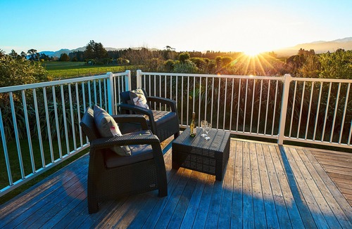 Kaikoura Cabin | 7 Bedroom Home with Mountain Views, free wi-fi, ocean, golf, cycle track nearby