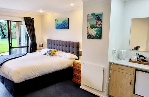 Kaikoura Bed & Breakfast | 8 bedrooms, 6 bathrooms, Sleeps 19: Sauna, 2 Hot Tubs, Stunning Mountain Views,