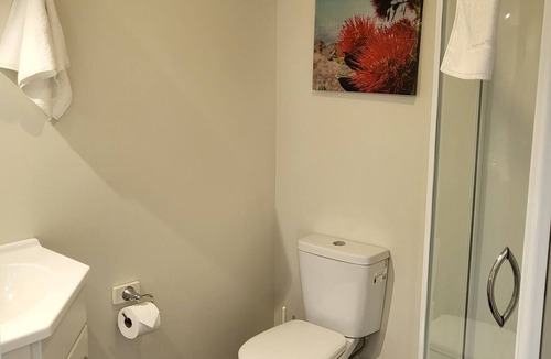 Kaikoura Bed & Breakfast | 8 bedrooms, 6 bathrooms, Sleeps 19: Sauna, 2 Hot Tubs, Stunning Mountain Views,