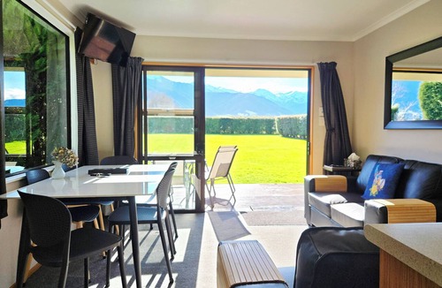 Kaikoura Bed & Breakfast | 8 bedrooms, 6 bathrooms, Sleeps 19: Sauna, 2 Hot Tubs, Stunning Mountain Views,