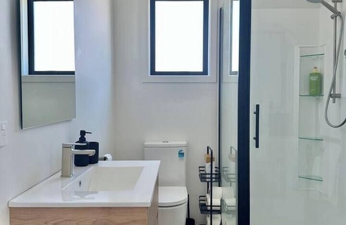 Oamaru Cabin | A cosy brand new cabin on the hill.