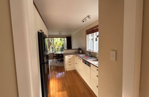 Titirangi House | A peaceful, retreat-like space with modern, spacious facilities.