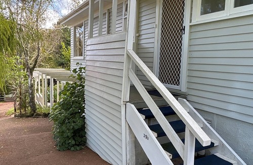 Titirangi House | A peaceful, retreat-like space with modern, spacious facilities.