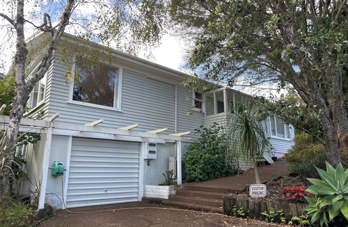 Titirangi House | A peaceful, retreat-like space with modern, spacious facilities.