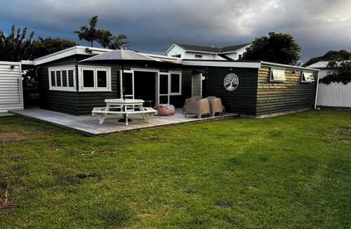 Whitianga House | A relaxed coastal bach made for slowing down - 2 min to the beach