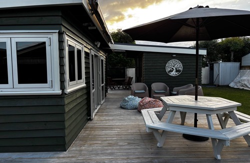 Whitianga House | A relaxed coastal bach made for slowing down - 2 min to the beach
