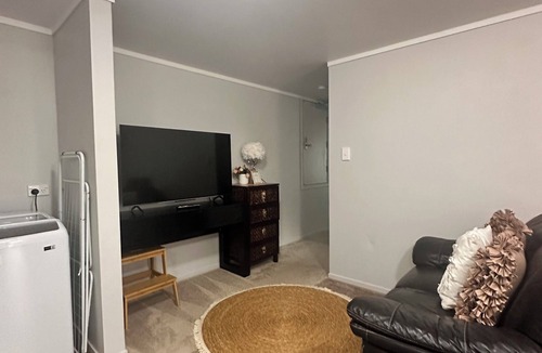 Springfield Apartment | A space of your own. Central and peaceful.