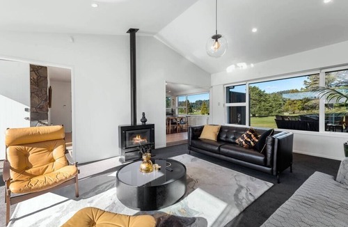 Rotorua House | Above Par Golf Course Villa with Hot Tub 4bd3.5bth