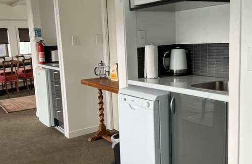 Waiwera Apartment | Absolute beachfront in Waiwera