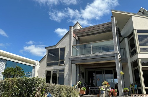 Waiwera Apartment | Absolute beachfront in Waiwera