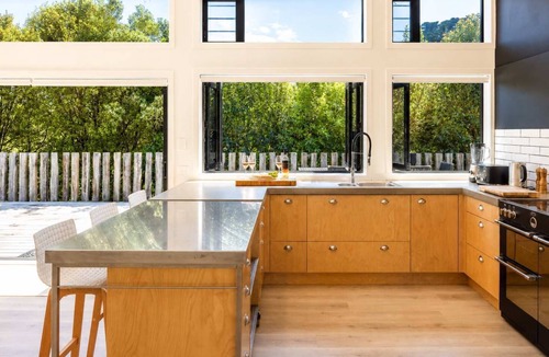 Oneroa House | Afio Mai - Walk to Little Oneroa Beach