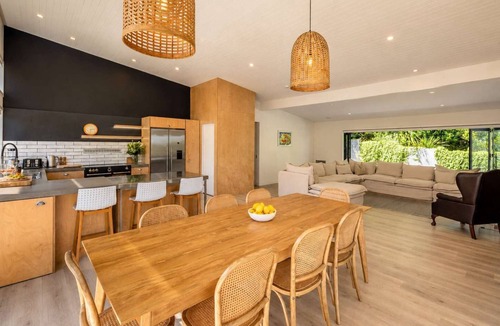 Oneroa House | Afio Mai - Walk to Little Oneroa Beach