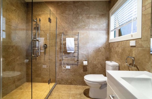 Raglan Apartment | Ahi at Koru Lodge – Private Spa Pool & Sea Views