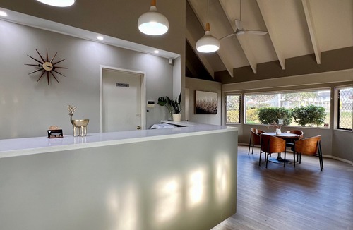 Mangere Hotel | Airport Manor Inn