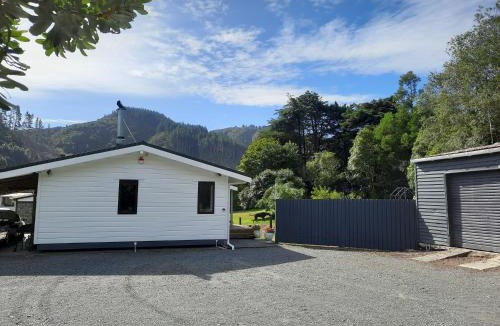 Tararua Forest Park Apartment | Akatarawa Valley Retreat a Cosy Two Bedroom Guest Suite