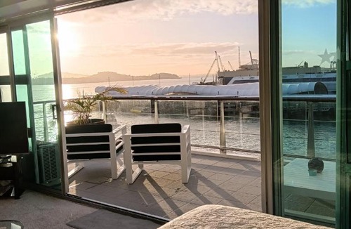 Auckland Central Business District Apartment | AKWaterview, top level, Deluxe Pearl room