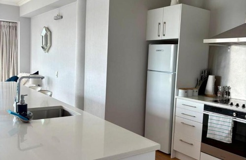 Auckland Central Business District Apartment | AKWaterview, top level, Deluxe Pearl room