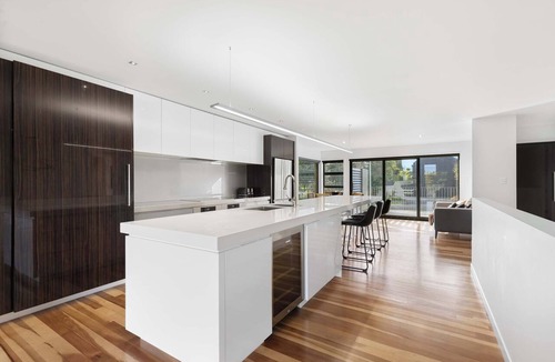 Te Rapa House | All Black # 10 | Luxury 5-bedroom, Sleeps 10