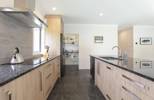 Springfield House | All Inn - Spa Pool, Ride to Redwoods, Sleeps 8