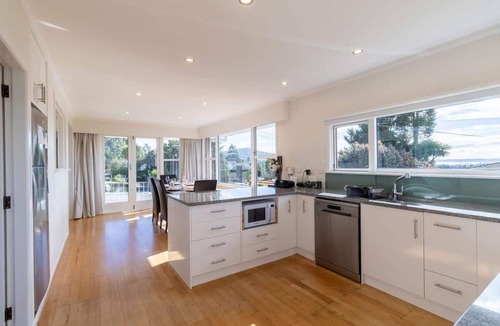 Springfield House | All Seasons Escape - Hilltop, Sleeps 10, Bikes