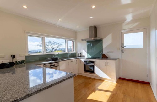 Springfield House | All Seasons Escape - Hilltop, Sleeps 10, Bikes