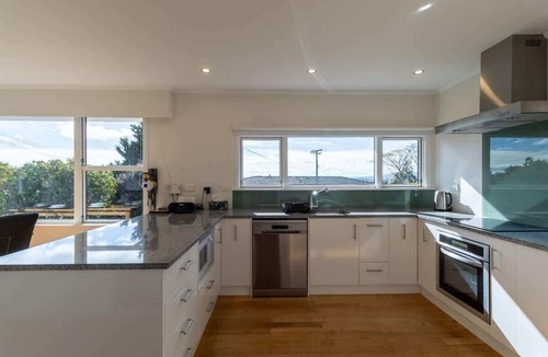 Springfield House | All Seasons Escape - Hilltop, Sleeps 10, Bikes
