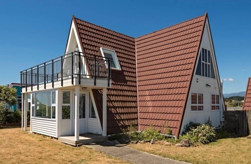 Otaki Beach House | Alpha Holiday House-Unique Ocean-Front Beach House