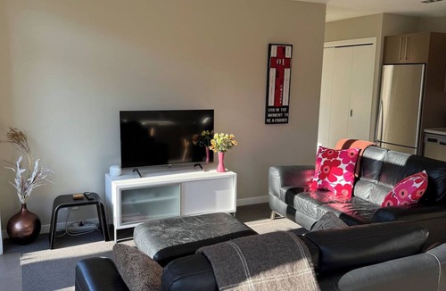 Kelvin Heights Apartment | Alpine Escape | Spa Views 2 eMTBs