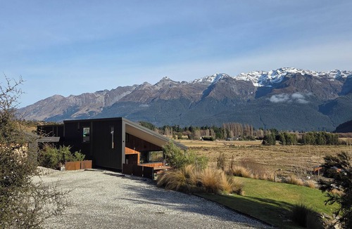 Glenorchy House | Alpine Home Escape | Hot Tub & Mountain Views | Glenorchy