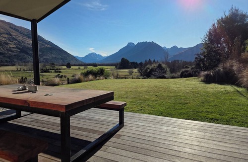 Glenorchy House | Alpine Home Escape | Hot Tub & Mountain Views | Glenorchy