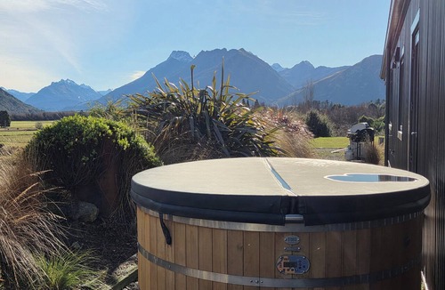 Glenorchy House | Alpine Home Escape | Hot Tub & Mountain Views | Glenorchy