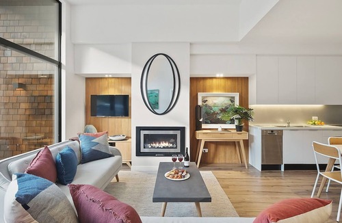 Arthur's Point Apartment | Alpine View Penthouse