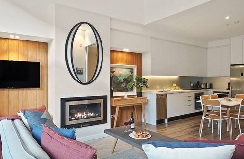 Arthur's Point Apartment | Alpine View Penthouse
