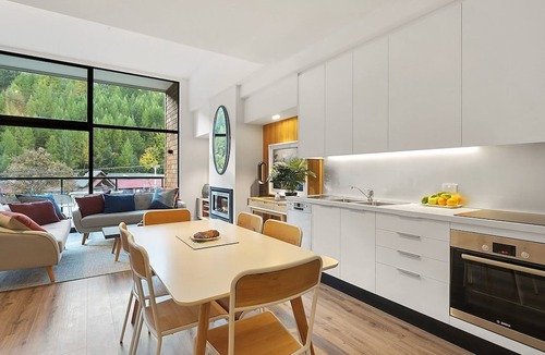 Arthur's Point Apartment | Alpine View Penthouse
