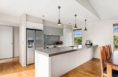 Wanaka House | Alpine Views Retreat in Wanaka - Family Friendly